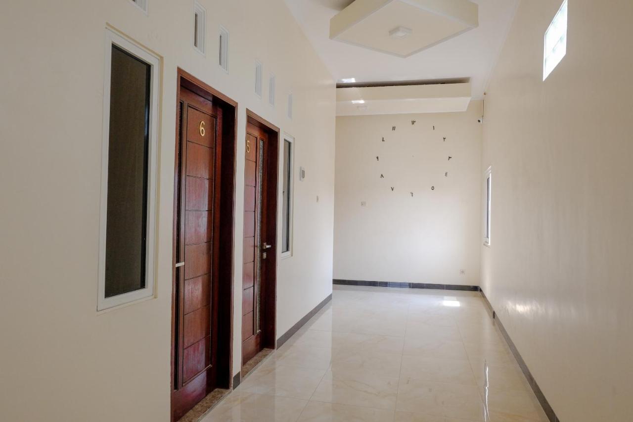Oyo 1979 Alif Family Residence Malang Exterior foto